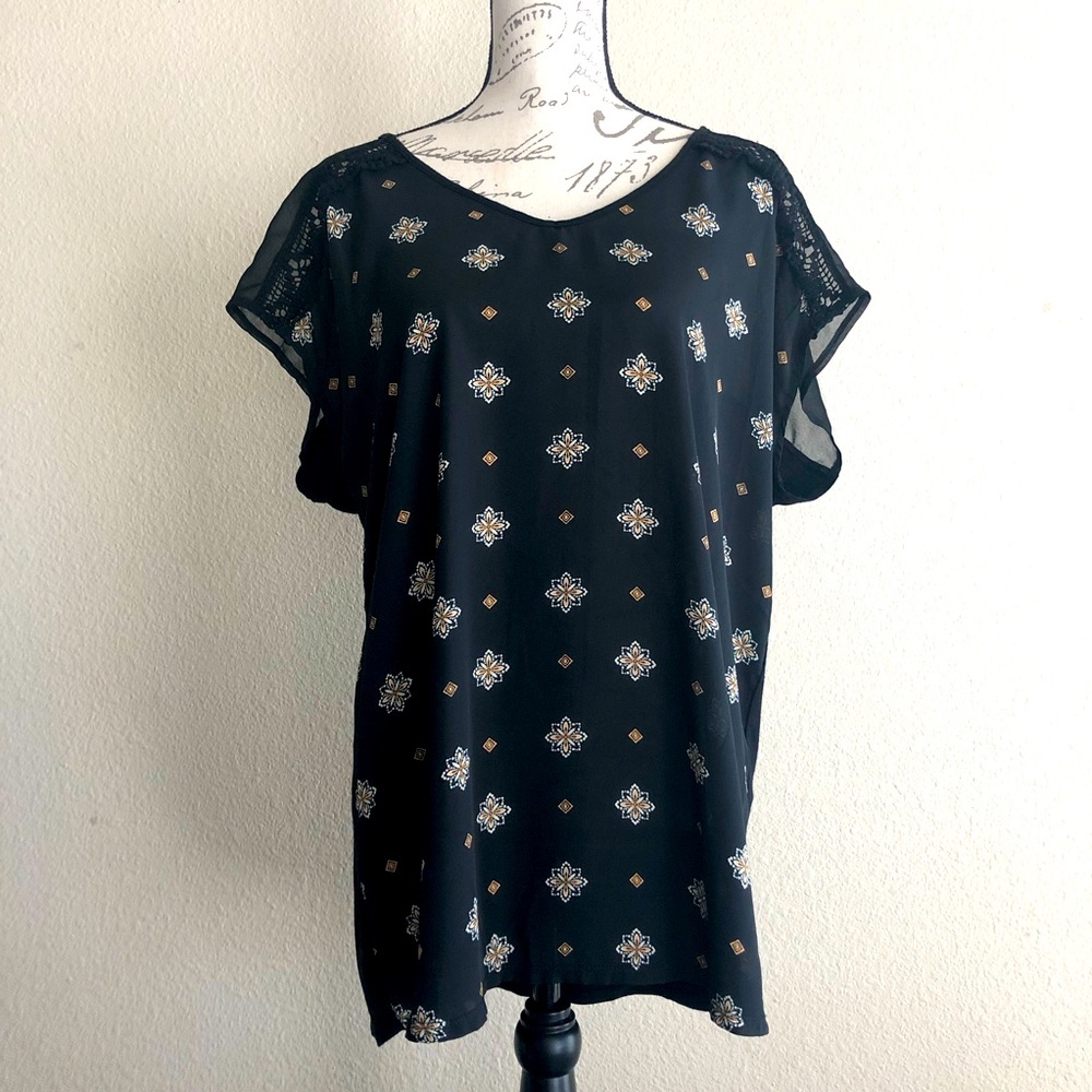 Liberty love black geometric blouse  1x